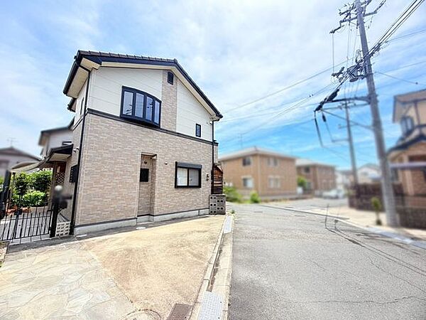 約8帖の洋室には収納を3ヶ所備え、住空間を有効活用できます。主寝室としても活用できます♪