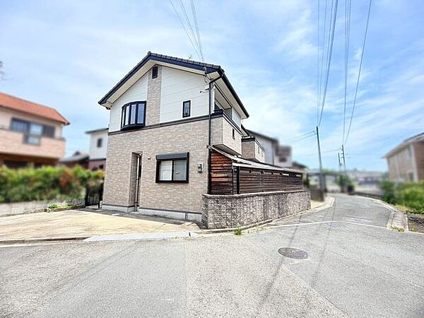 二方向が道路に面した角地で、開放感のある住環境です。陽当たり・通風ともに良好です♪