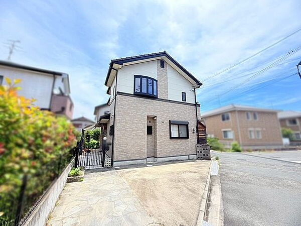 1・2階それぞれに廊下収納を設け、豊富な収納が特徴的です。日用品やストック品も収納可能です♪