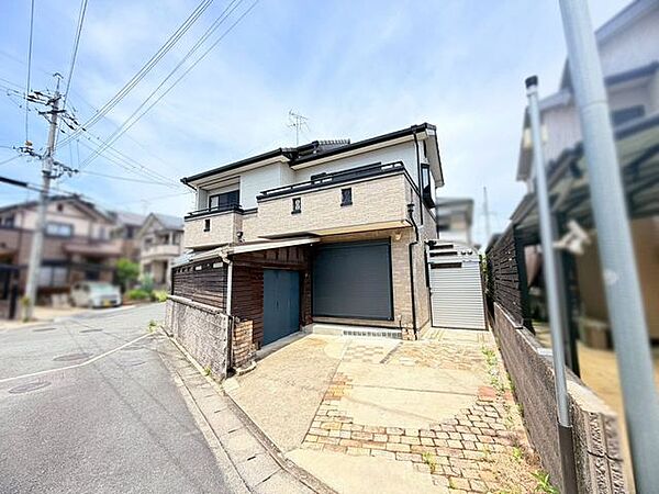 落ち着きのある床の間付きの和室を備え、くつろぎ空間や客間として活用可能です♪