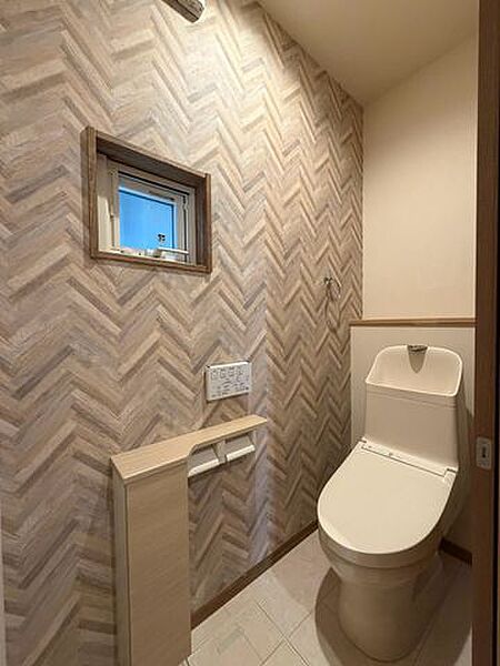 1階と3階にトイレを備えています。窓から自然光が差し込み、ニッチ部分には、芳香剤や小物を置けます♪