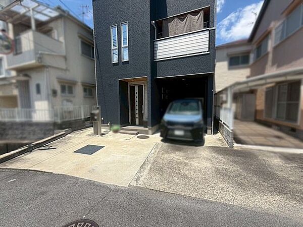 車庫からの荷物の出し入れがしやすい土間収納を備え、アウトドア用品やカー用品の収納に便利です♪