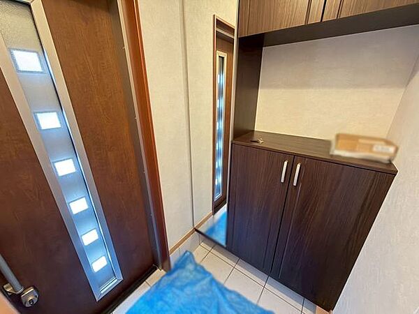 玄関には下駄箱と全身鏡を備え、お出かけ前の身だしなみチェックもスムーズに行えます♪