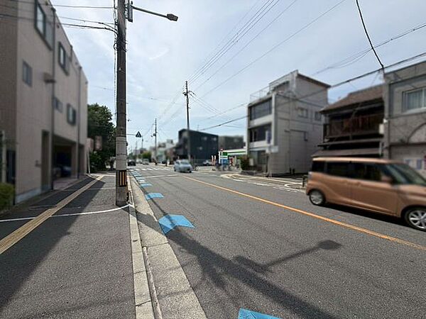 前面道路が15ｍ以上あり、運転が苦手な方にも嬉しいです。大阪府道に面しています♪