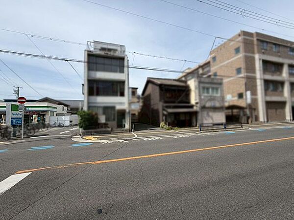 前面道路は南向き、歩道付きの大阪府道に面しています。幅員は約16ｍ、前面道路との高低差もございません♪