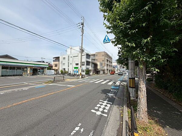 前面道路の幅員にゆとりがあり、車同士がすれ違える幅があります。歩道付きで徒歩でのお出かけも安心です♪