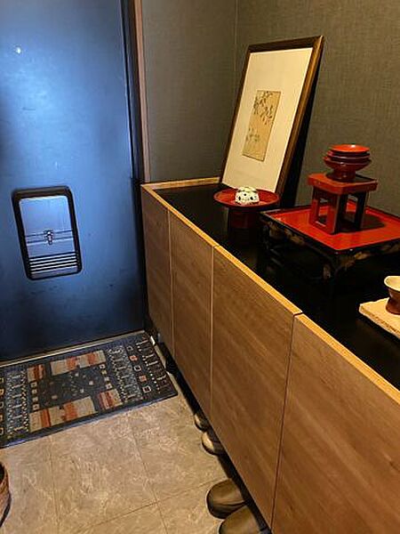 玄関には下駄箱を備え、靴などの収納に便利です。上部は鍵や小物などの置き場所としても活用できます♪
