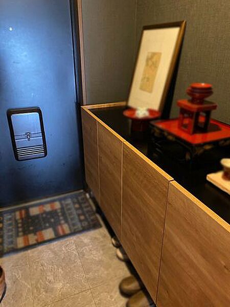 玄関には下駄箱を備え、靴などの収納に便利です。上部は鍵や小物などの置き場所としても活用できます♪