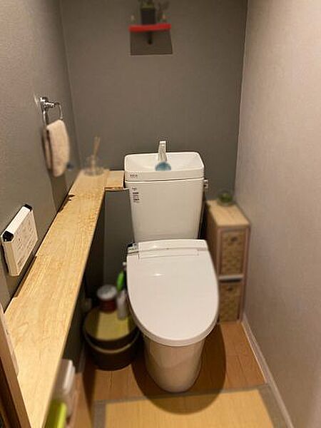 温水洗浄便座付のトイレです。ニッチ部分には、芳香剤などを置けます♪