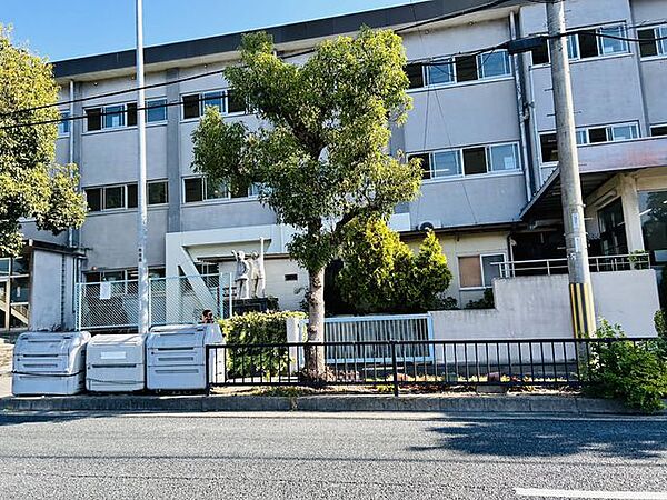 奈良市立富雄北小学校 徒歩11分。 840m