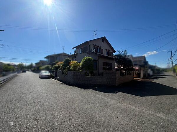 北西角地につき、通風を確保しやすい開放感のある立地です♪