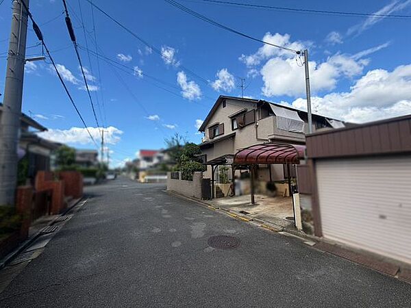 前面道路約6ｍ以上のゆとりある道路幅で、車の出し入れもしやすい立地です♪