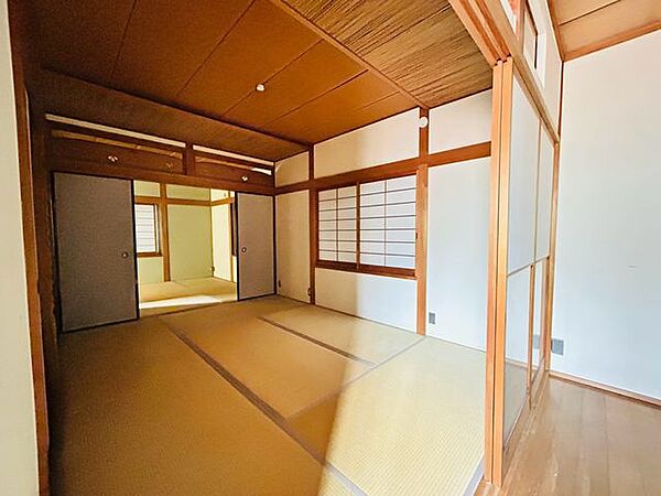 2階の和室2室は続き間です。襖の開閉で空間を自在に使い分けできます♪