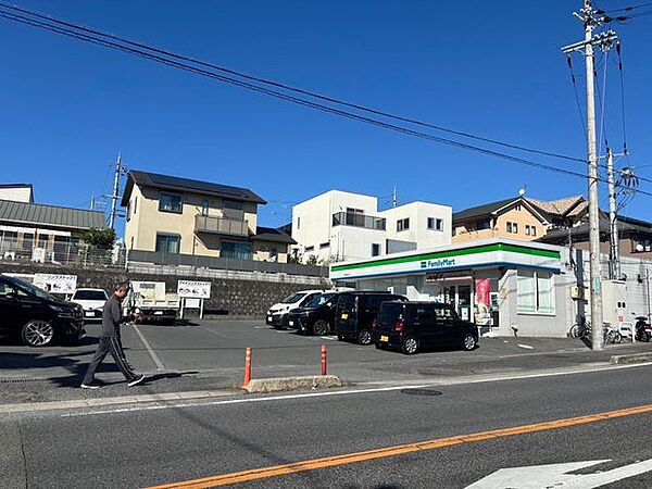 ファミリーマート三郷勢野北店 徒歩10分。 800m