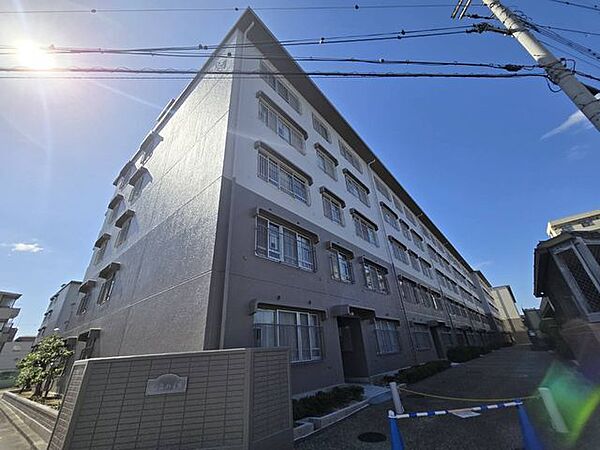 南向きバルコニーから陽光が差し込む2LDK。陽当たり・通風良好です♪