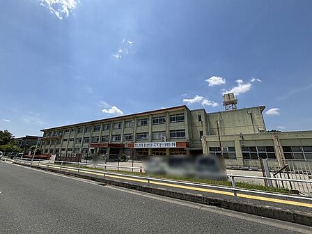 奈良市立大安寺西小学校 徒歩13分。 1000m