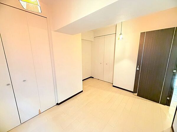 各居室に収納を備えており、衣類や季節物もすっきり収納可能。居住空間を有効に活用できます♪