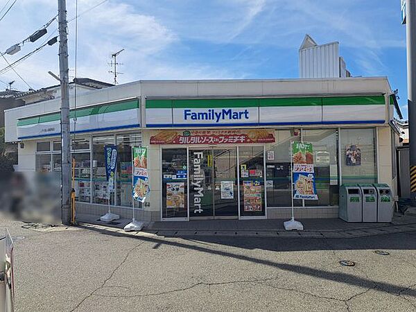 ファミリーマートJR大和小泉駅前店 徒歩3分。 220m