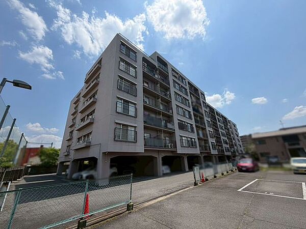 角住戸ならではの通風の良さが魅力。複数方向に窓があり、室内に風を取り込みやすい間取りです♪