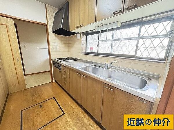 室内（2026年6月）撮影収納豊富なシステムキッチンです。窓もありますので換気がラクです。