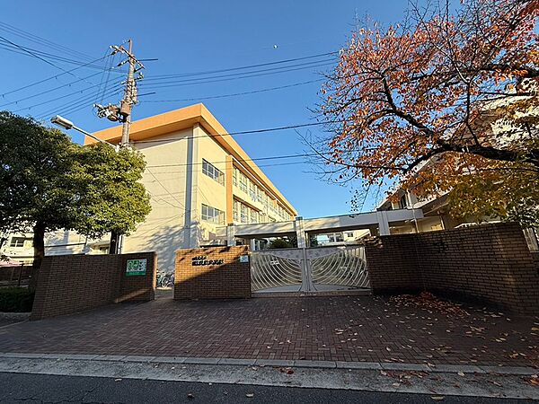 豊中市立桜井谷小学校（561m）