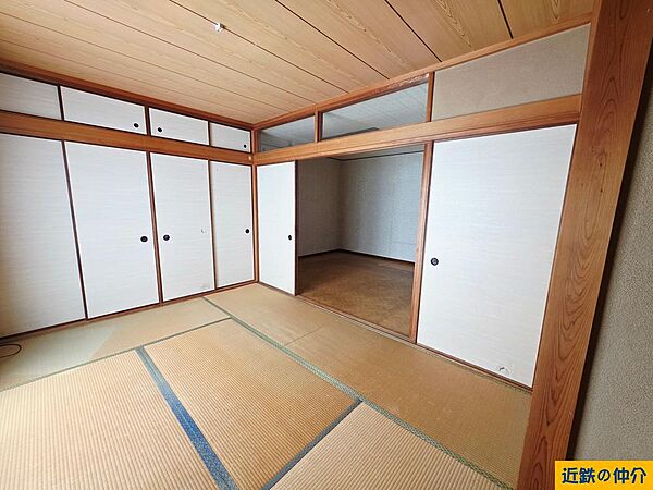 伝統的な押入れは奥行きがあり、収納ケースなどを活用すれば抜群の収納力を発揮。