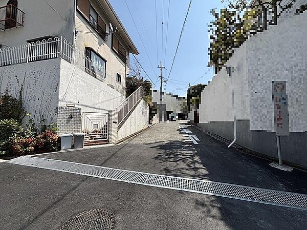南西側道路幅員約5.7m
