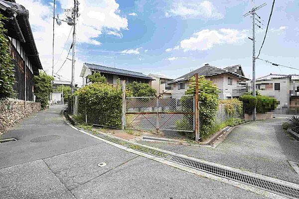 前面道路含む外観写真