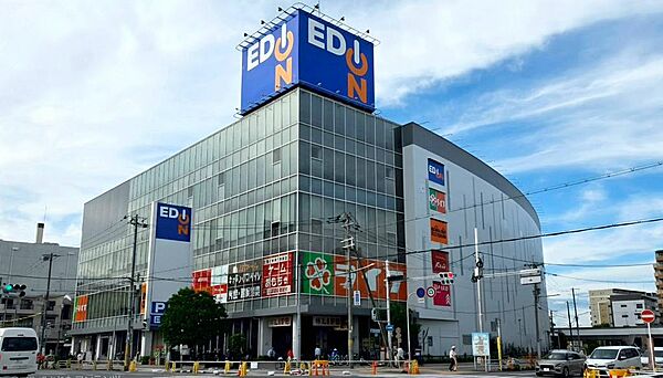 エディオン豊中店まで徒歩7分ライフ・ダイソー・BOOKOFF SUPER BAZAARがある複合ショッピング施設。食料品、日用品、家電、書籍・ホビーまで、日々のお買い物がワンストップで完結します。