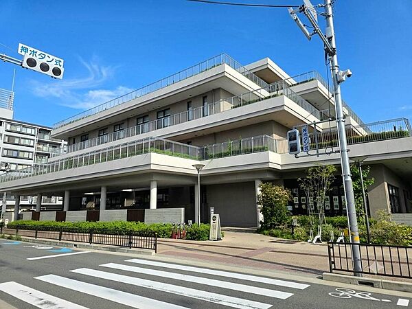 庄内コラボセンター「ショコラ」まで徒歩14分庄内図書館、豊中市役所庄内出張所など子どもから大人まで誰もが気軽に立ち寄り、子育てから就労支援まで様々な相談をすることができる9つの施設が入居しています。