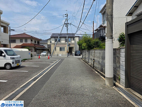 南向きの光を活かしたLDK配置と、両面道路の通風を取り込む窓計画で、心地よい暮らしを実現。家事動線が短くなる回遊プランや、パントリー・ファミリークローゼットなど収納強化の参考プランを作成します。
