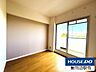 洋室：バルコニーからの陽光や風を感じられる約4.4帖の洋室。
