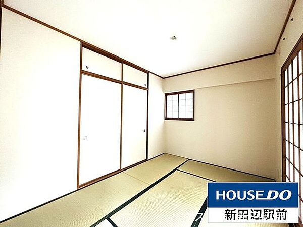LDKに併設した約6畳の和室。居室としてもLDKの延長としても使用可能です。