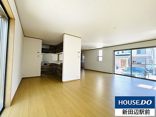 南面採光なので日中は温かく明るいお部屋になります。家族の集まるリビングはゆとりのある間取りです。自然と家族のコミュニケーションも広がります。