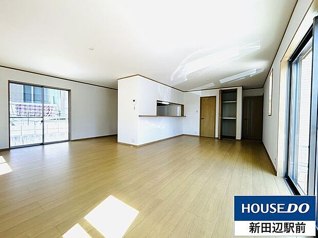 27.5帖のLDKは3面採光、南向きで採光、通風よく、明るいお部屋。家族の団らんもゆとりのスペースです。