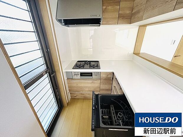 コンロは3口ガスコンロですがお手入れが楽な設計です。食洗機付で家事も楽々です。