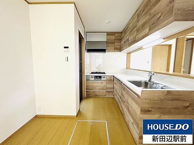 デッドスペースのないL字のキッチンです。3口コンロのシステムキッチンのため、料理の時短に繋がります。対面のシステムキッチンは収納も多く、冷蔵庫やカップボードのスペースもあります。