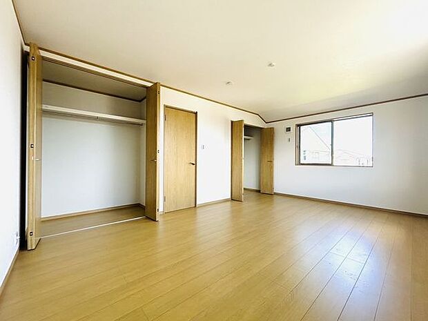 10帖洋室は2面採光kの南向きです。大きなクローゼットが2つ付いているのですっきりと空間を使えます。窓が沢山あるので採光・風通しも良好です。