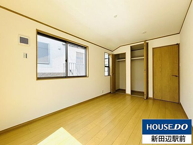 7.5帖の洋室です。子供部屋や書斎にいかがでしょうか？こちらも2面採光、クローゼットがついています。