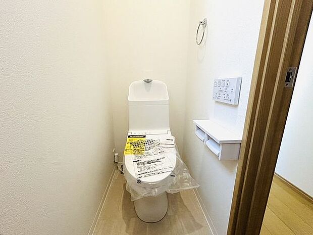 2Fのトイレも足元の広い、明るいトイレです。1階に下りずに行けるのがいいですね。