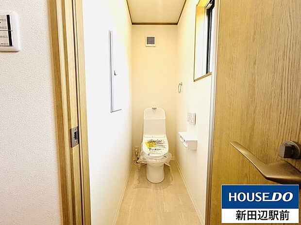 トイレットペーパーのストックに便利な収納付きのトイレです。窓付で明るいトイレです。