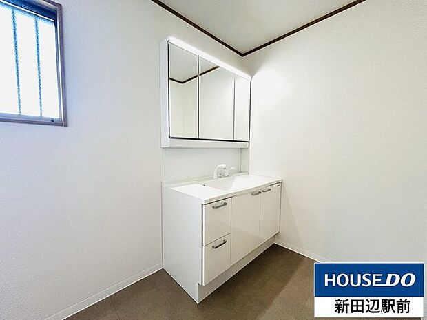 三面裏収納のついた洗面所。化粧品やスタイリング剤・ドライヤー・ブラシなどの小物までが収納できます。台にも収納があるのでストック類なども片付けられます。