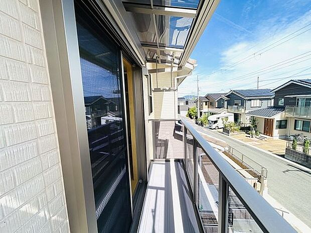 南向きのバルコニーで洗濯物もお布団もしっかり干せそうです。