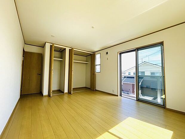 10．5帖の洋室は主寝室にいかがですか？バルコニーに面した大きな窓があるため、室内に明るい光が差し込みます。明るい洋室は家具を置いてもゆったりスペースがあります。