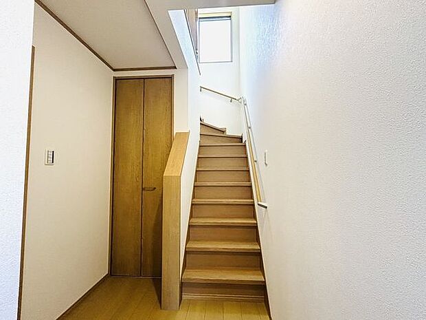 手すり付きの階段で安心ですね。