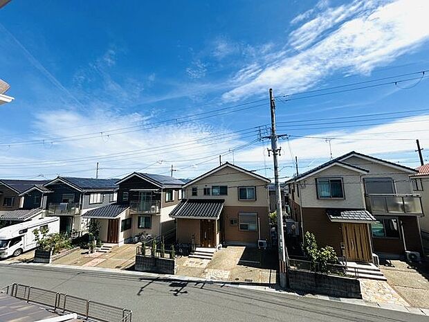 閑静な住宅街の落ち着いた眺めです。