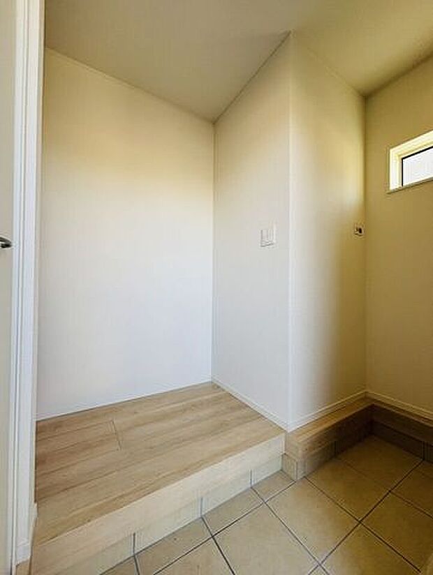 清潔感のある広めの玄関です。下駄箱スペースもあり、お好みの収納でスッキリした玄関になりそうです。