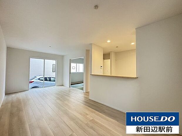 白と明るい木目のリビングルームは16.2帖です。3面採光で明るいリビングです。