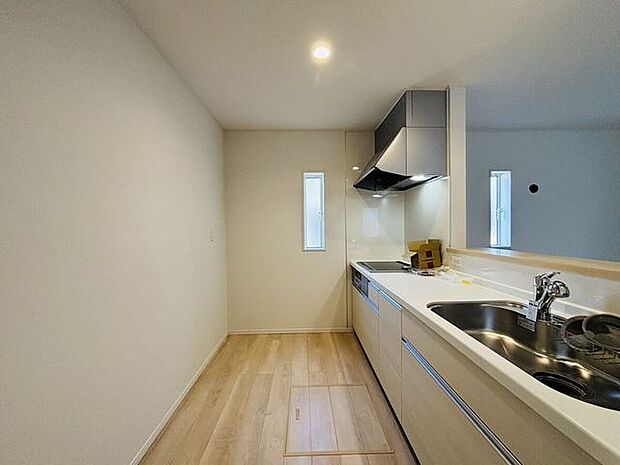 IHクッキングヒーターと大き目のシンクです。背面にもゆとりがあり、カップボードや冷蔵庫が置けそうです。