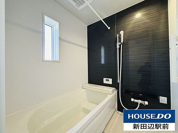 ゆったりとしたユニットバスです。足をのばして入れるので疲れも癒されそうですね。お子様やお年寄りでも安心して入浴できますね。